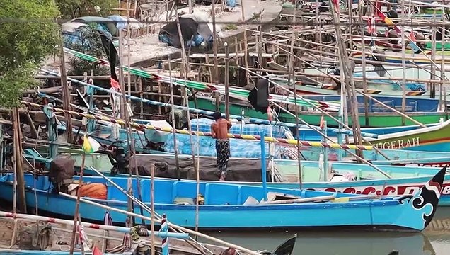 KAPOLSEK SEDATI SIDOARJO BAGIKAN BANSOS SEMBAKO KE PARA NELAYAN