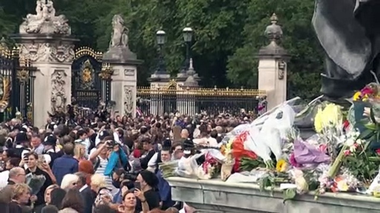 König Charles III. verspricht lebenslangen Dienst nach dem Vorbild der Queen