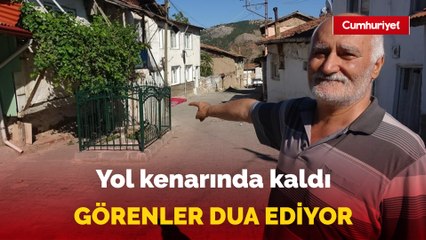 Yol kenarında kaldı, görenler durup dua ediyor
