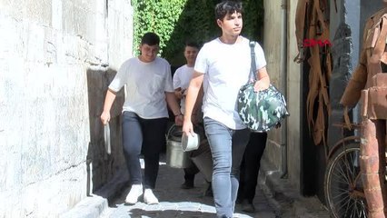 BAKIR MUTFAK GEREÇLERİNDEN RİTİM ORKESTRASI KURDULAR