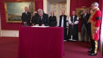 أعضاء مجلس اعتلاء العرش يوقعون إعلان تشارلز الثالث ملكا لبريطانيا
