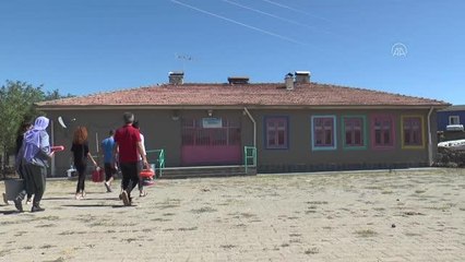 DİYARBAKIR - Öğretmen ve veliler okulu çocuklar için boyadı