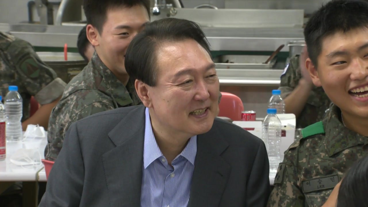尹, 추석 맞아 장병과 오찬..."덕분에 안심하고 나랏일" / YTN