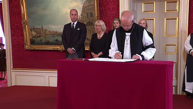 III. Charles İngiltere'nin yeni kralı ilan edildi