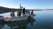 Elazığ haberleri! Elazığ'da tekneyle birlikte suda kaybolan şahsı arama çalışmaları sürüyor