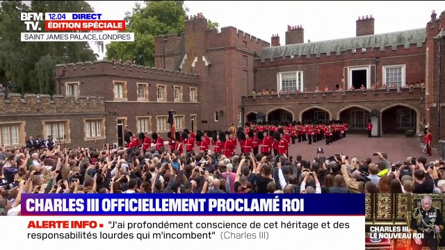Hip hip, hourra ! : les cris du public du palais de Saint-James après que Charles III a été proclamé roi