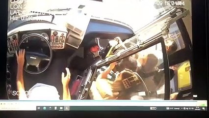 Kaza yapan metrobüs şoförü yardım istemiş: Çok kötü olmuşum, ambulans çağırın bana