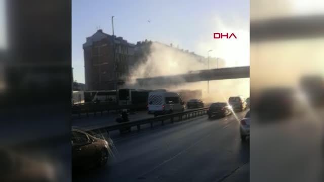 METROBÜS KAZASINDAN SANİYELER SONRASI : TOZ BULUTU VE DUMANLAR YÜKSELDİ