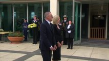 El primer ministro australiano honra a la reina Isabel II con un homenaje floral