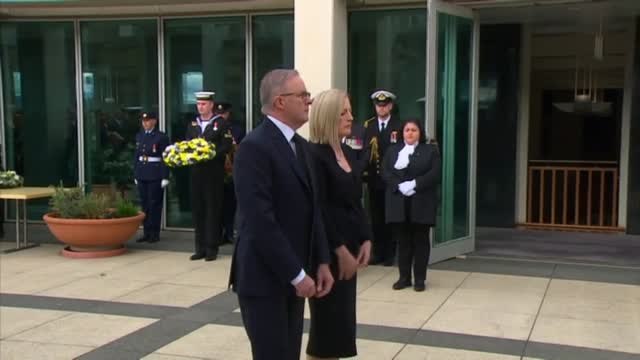 El primer ministro australiano honra a la reina Isabel II con un homenaje floral