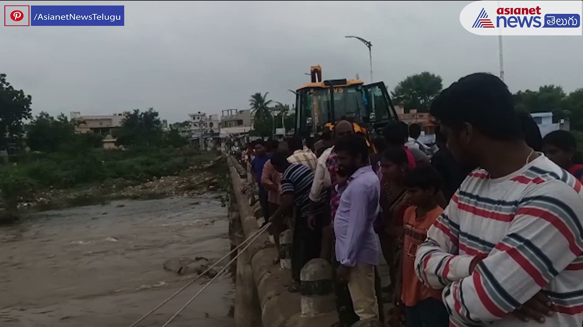 కర్మకాండలు చేస్తూ నదిలో చిక్కుకున్న కుటుంబసభ్యులు... తాళ్ల సహాయంతో కాపాడిన గ్రామస్థులు..!