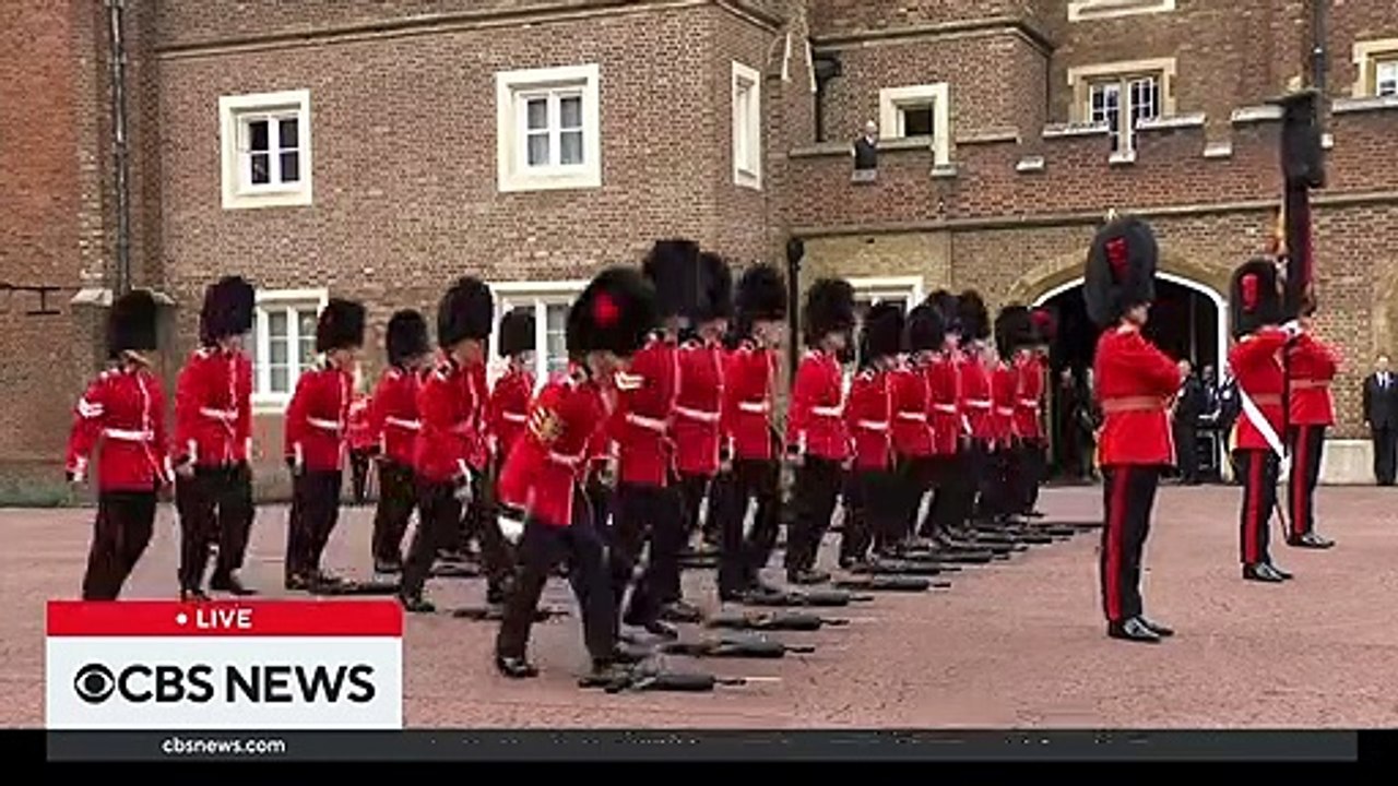 Regardez l'incroyable chorégraphie des "King’s Guard" qui saluent l'arrivée sur le trône du Roi Charles III après la disparition de la Reine Elisabeth II