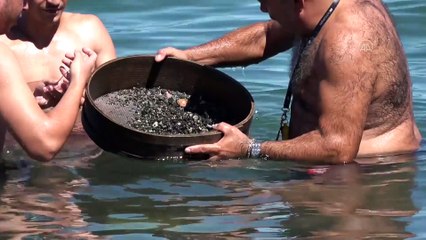 Arap turist 120 bin liralık kolyesi için 20 bin lira harcayıp iş makinesi tuttu