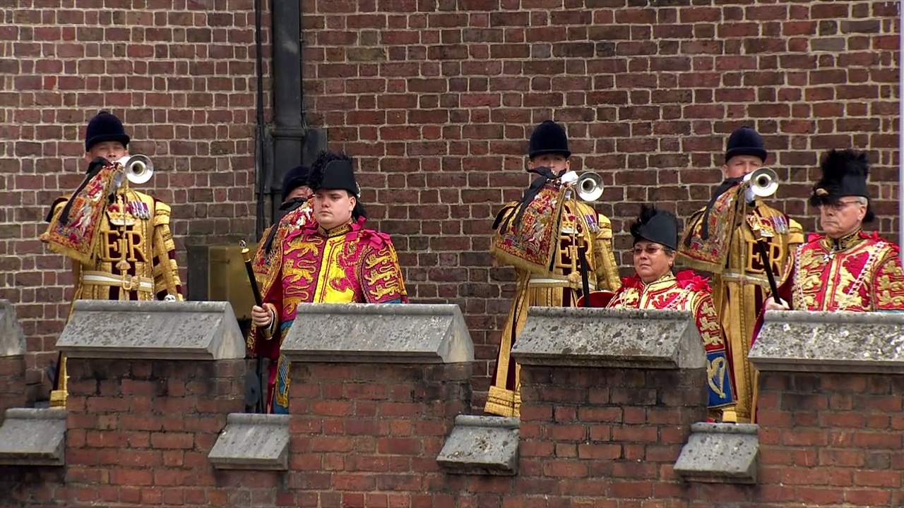 Trumpets sound for King's Proclamation - video Dailymotion