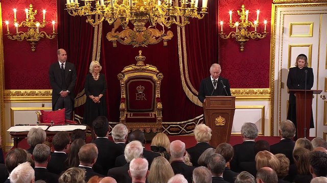 Carlos III es proclamado Rey de Inglaterra con el apoyo de su esposa y su hijo