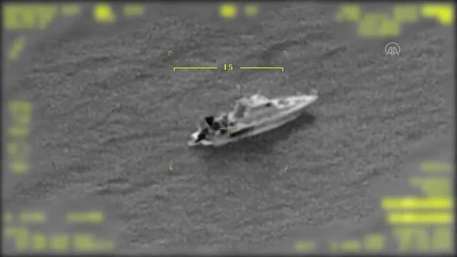 Yunanistan'ın düzensiz göçmenleri Türk kara sularına ittiği anlar İHA kamerasında