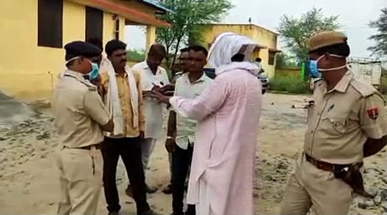 सड़क किनारे पानी से भरे नाले में मिला लापता युवक का शव
