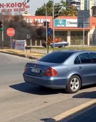 Sürücü sigara içerken otomobili de kendini de yaktı