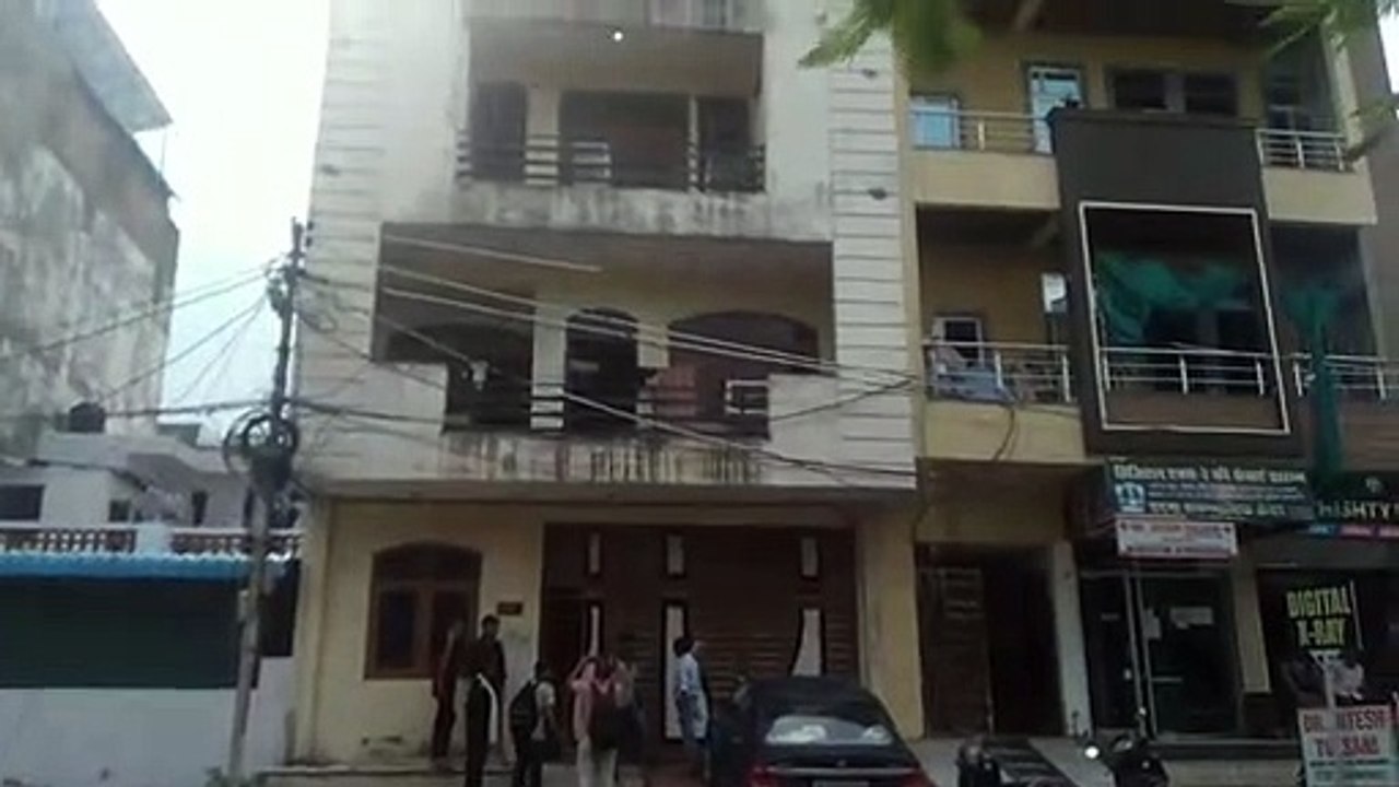 कोटा के एक  हॉस्टल में 9 घंटे कैद रहे कोचिंग छा...