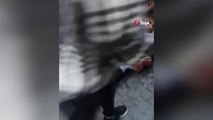 Eminönü'nde taciz iddiası ortalığı karıştı... Öfkeli kadın yakalanan şahsı böyle tekmeledi