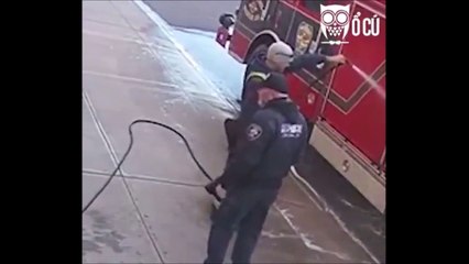 Pas la meilleure façon de passer un obstacle dans la rue