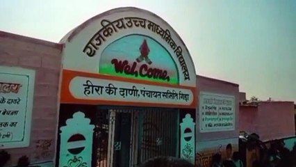 छात्रों में फूटा आक्रोश, रास्ता रोक जलाए टायर