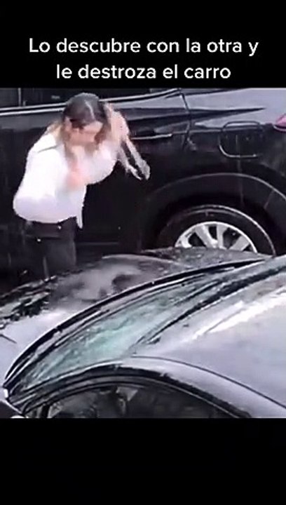 Mujer destroza auto tras descubrir que su parej...