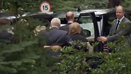 Senior royals embrace each other after seeing Queen tributes