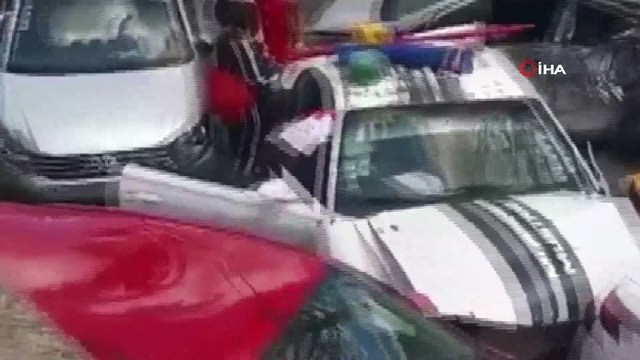 Ortalık savaş alanına döndü! Tır çok sayıda aracı hurdaya çevirdi, onlarca yaralı var