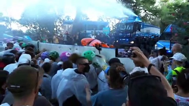 Venezia, Climate March prova a raggiungere la Mostra del Cinema: la polizia usa gli idranti