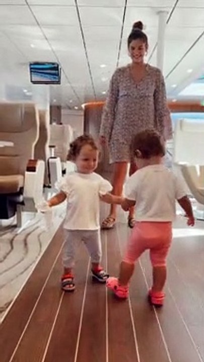 Χριστίνα Μπόμπα: Οι δίδυμες κόρες της παίζουν κρυφτό μέσα στο πλοίο – Δες το πιο τρυφερό βίντεο