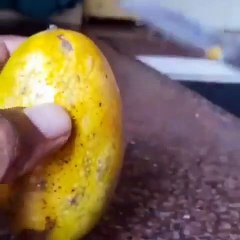 आम को कभी ना चूसे -छील कर देखें अंदर क्या हो सकता है |Never suck mango - peel and see what can happen inside.