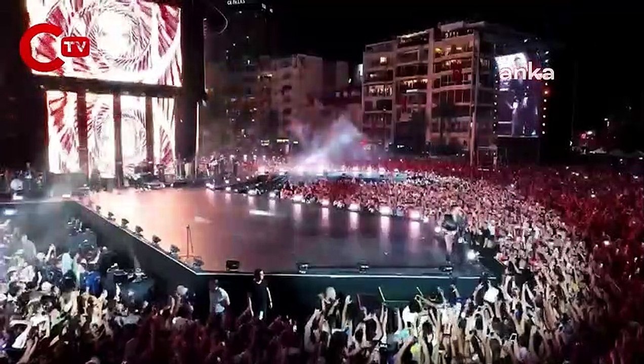 Tarkan, İzmir’in Kurtuluşu’nun 100. yılı nedeniyle verdiği halk konseriyle milyonlara umut aşıladı, bayram yaşattı