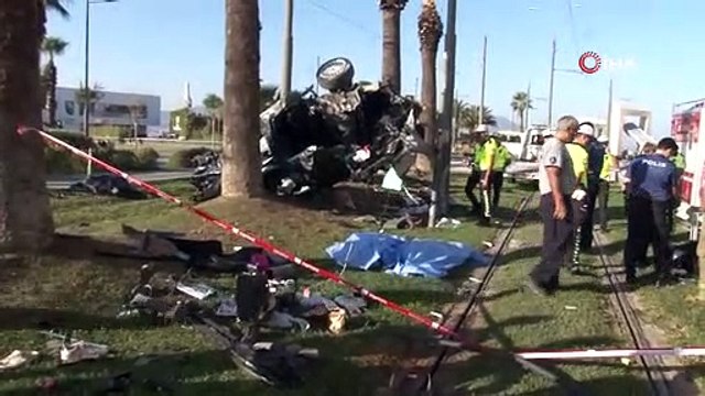 İzmir'de bariyerleri aşıp ağaca çarpan araç hurdaya döndü: 2 ölü, 1 yaralı
