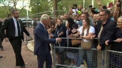 El rey Carlos estrecha lazos con la gente y se da un baño de masas tras su proclamación
