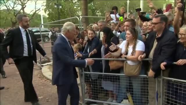 El rey Carlos estrecha lazos con la gente y se da un baño de masas tras su proclamación