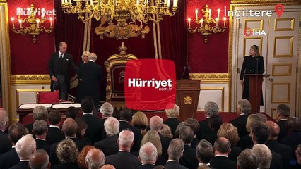 Kral 3. Charles'ın imza törenindeki görüntüleri viral oldu