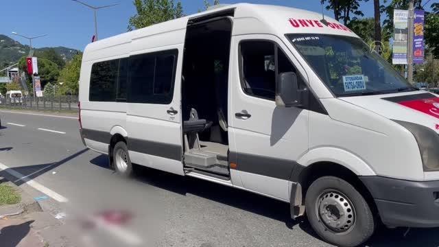Seyir halindeki minibüsün açık kapısından düşen kadın yolcu ağır yaralandı