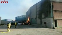Los bomberos trabajan en un incendio en una nave de paja