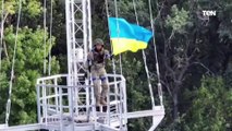 شاهد لحظة رفع العلم الأوكراني على إحدى المناطق بعد استعادة مساحات كبيرة من الأراضي