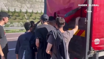 Deplasmana kamyonet kasasında gittiler