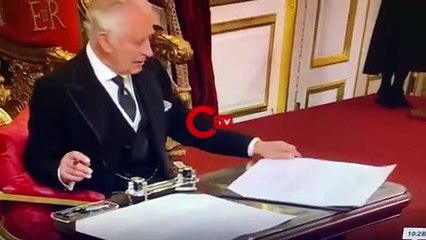 Kral 3. Charles'ın yemin törenindeki el hareketi ve mimikleri ülkede gündem oldu