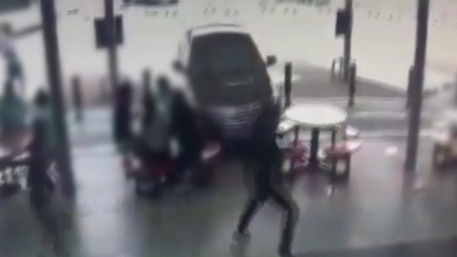 고속도로 휴게소에서 승용차가 야외테이블로 돌진...2명 부상 / YTN