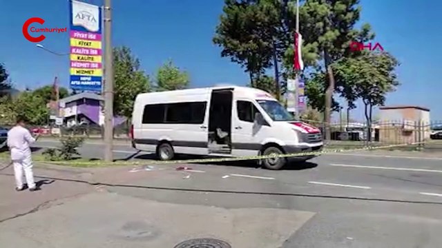 Kapısı açık minibüsten düşen kadın ağır yaralandı