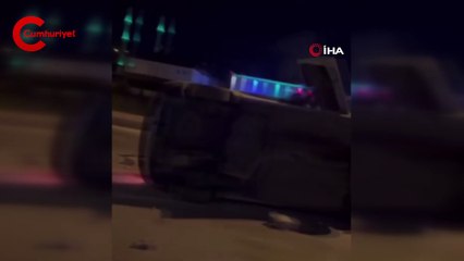 Kaza yapıp yan yatan araçtan telefonla konuşarak çıktı