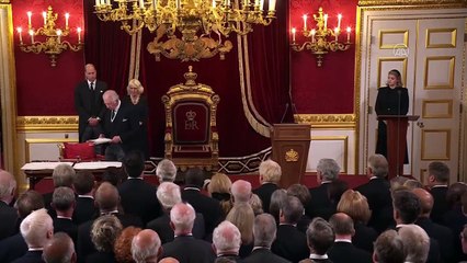 Kral 3. Charles’ın imza törenindeki gergin tavırları, İngiltere’de tartışma yarattı