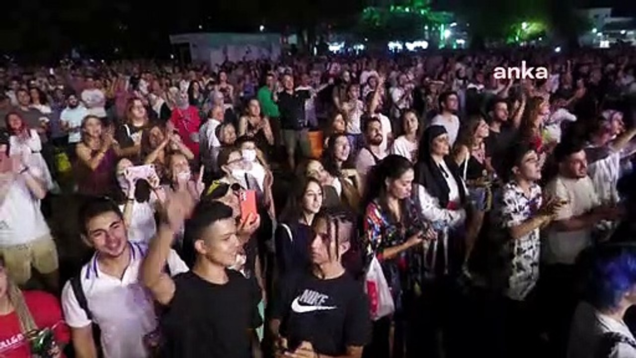 İzmir'in Kurtuluşunun 100'üncü Yılına Özel İZMİR TÜRKÜLERİ Albümü Çıktı, Başkan Soyer İzmir Marşı'na Eşlik Etti