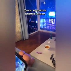 Tarkan konserini evinin salonundan izledi, sosyal medyada gündem oldu: Benim rahatlık seviyem