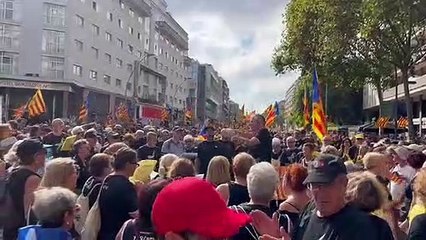 Poble que canta abans de la manifestació de la Diada (11-9-22)