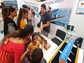 टैंक पर बैठ खिंचाई फोटो, हाथ में उठाकर देखी बंदूक